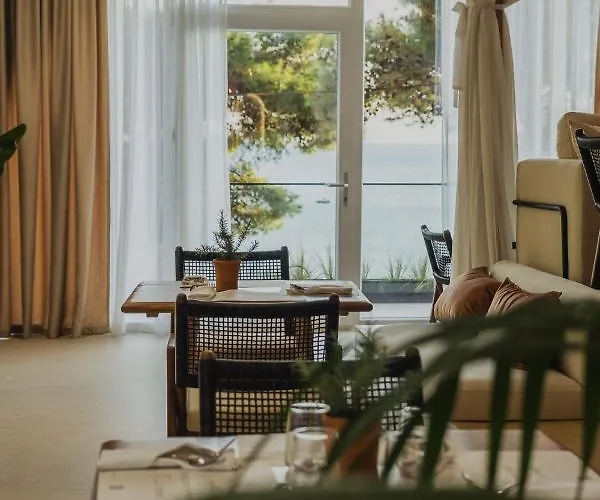 Great White Hotel 4*